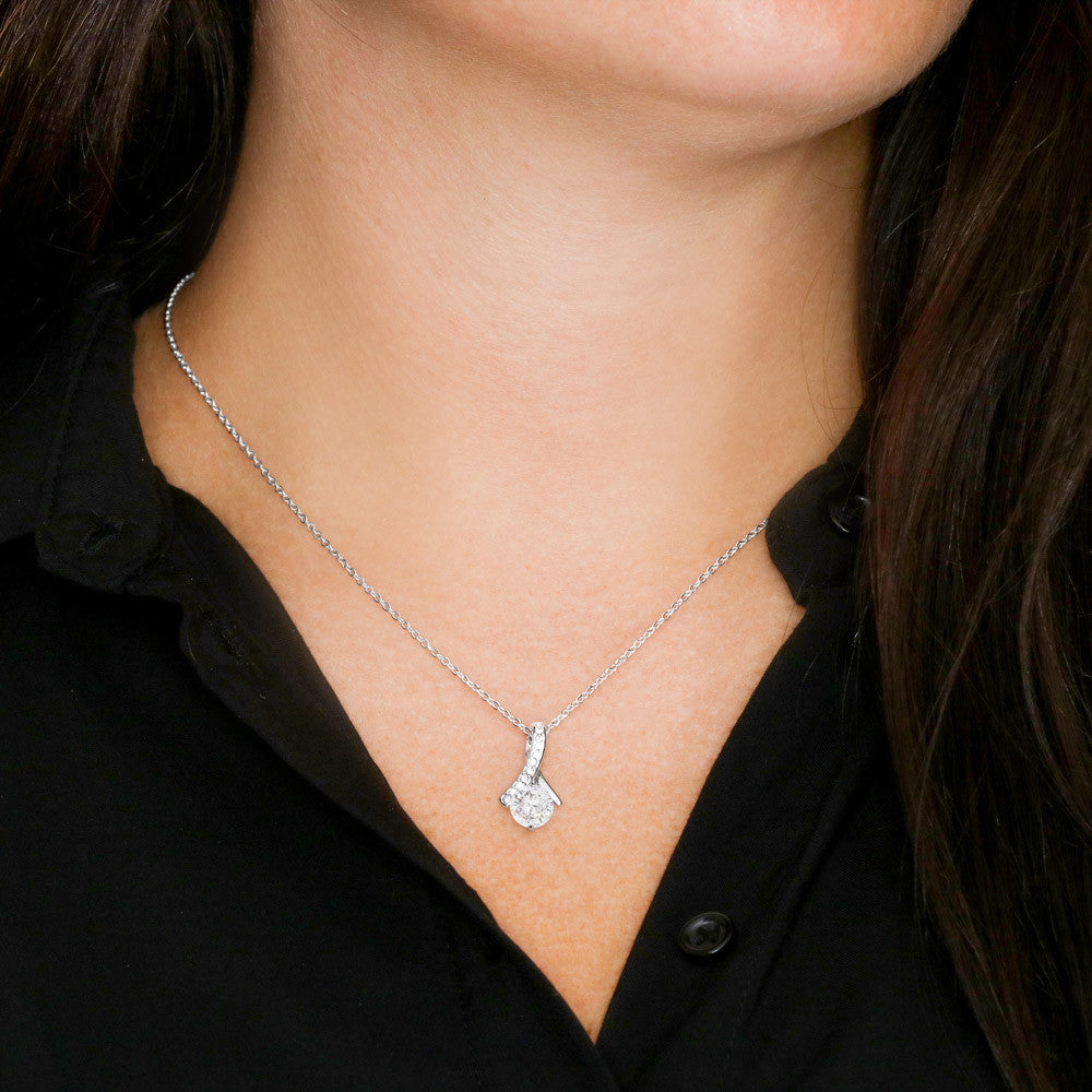 All Females ~ Alluring Beauty Necklace  [NO MESSAGE CARD]